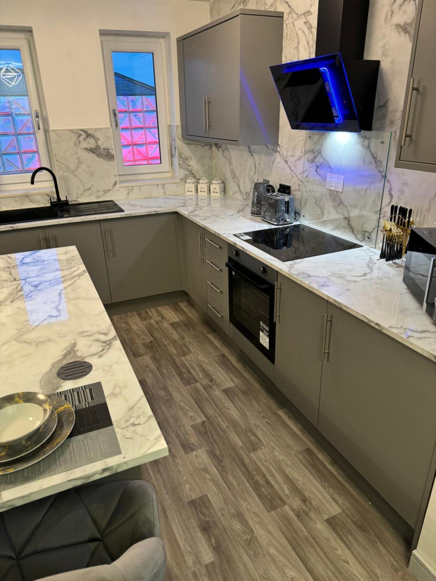 Apartment 2 Bedroom Lavish Street Sleeps 5 Netflix Harbour Location *